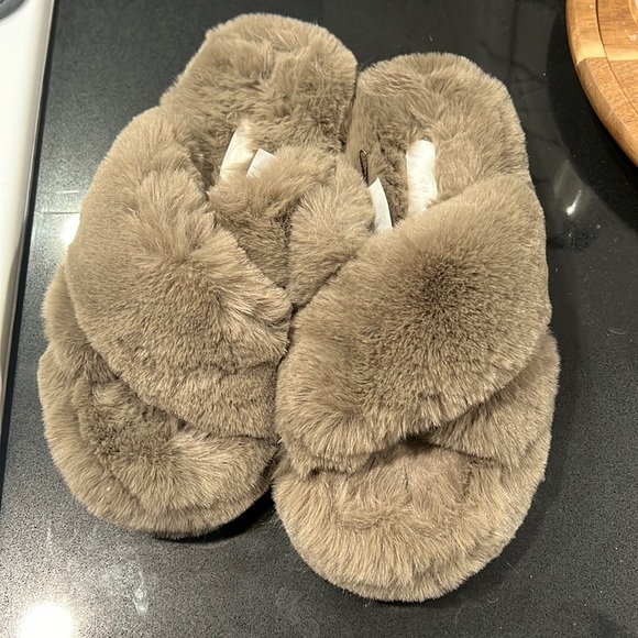 Fuzzy slipper - Picture 1 of 3